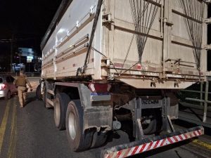 Mulher é presa após furtar caminhão e causar acidente na ponte Jorge Lacerda em Joaçaba