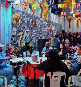 Roda de Samba Vermelho e Branco agita a comunidade no barracão da Acadêmicos do Grande Vale