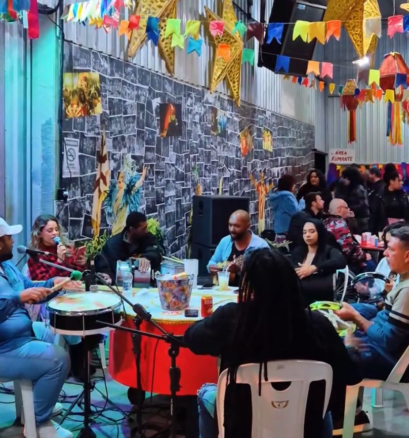 Roda de Samba Vermelho e Branco agita a comunidade no barracão da Acadêmicos do Grande Vale