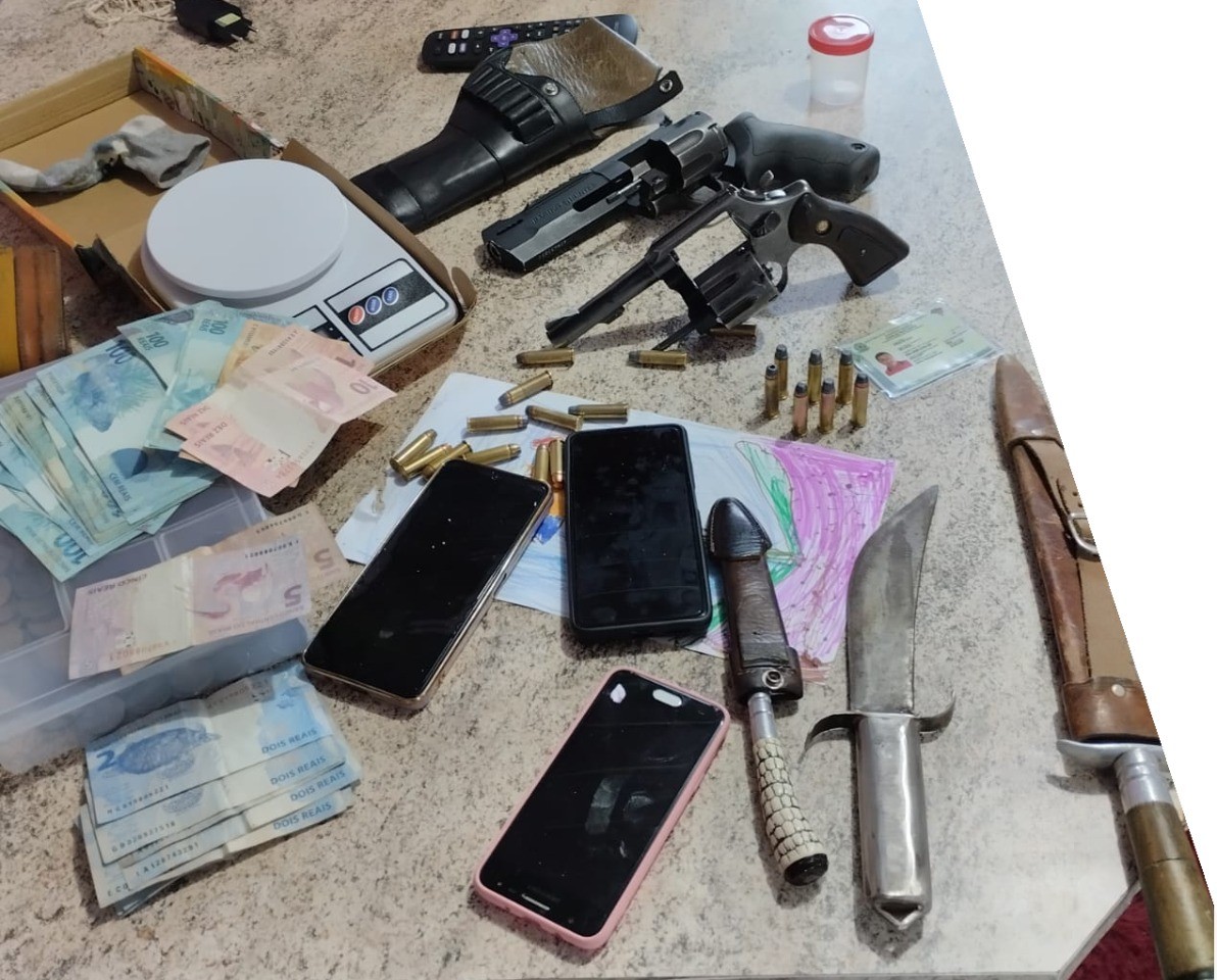 Cumprimento de mandado resulta na prisão de homem e apreensão de armas em Celso Ramos