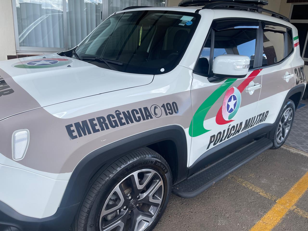 Homem com mandado por furto, lesão e roubo é preso após perseguição em Herval d’Oeste