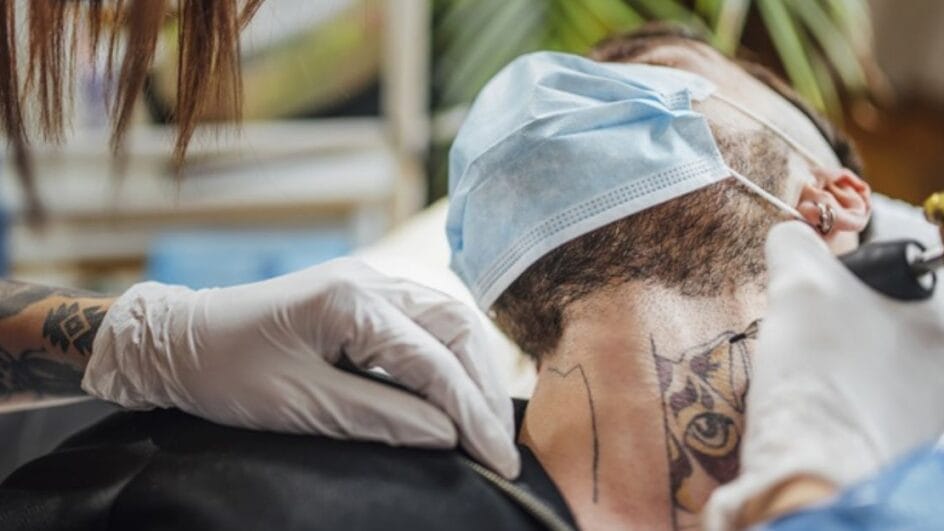 Tatuador é condenado em SC por tatuar adolescente de 16 anos sem autorização dos pais