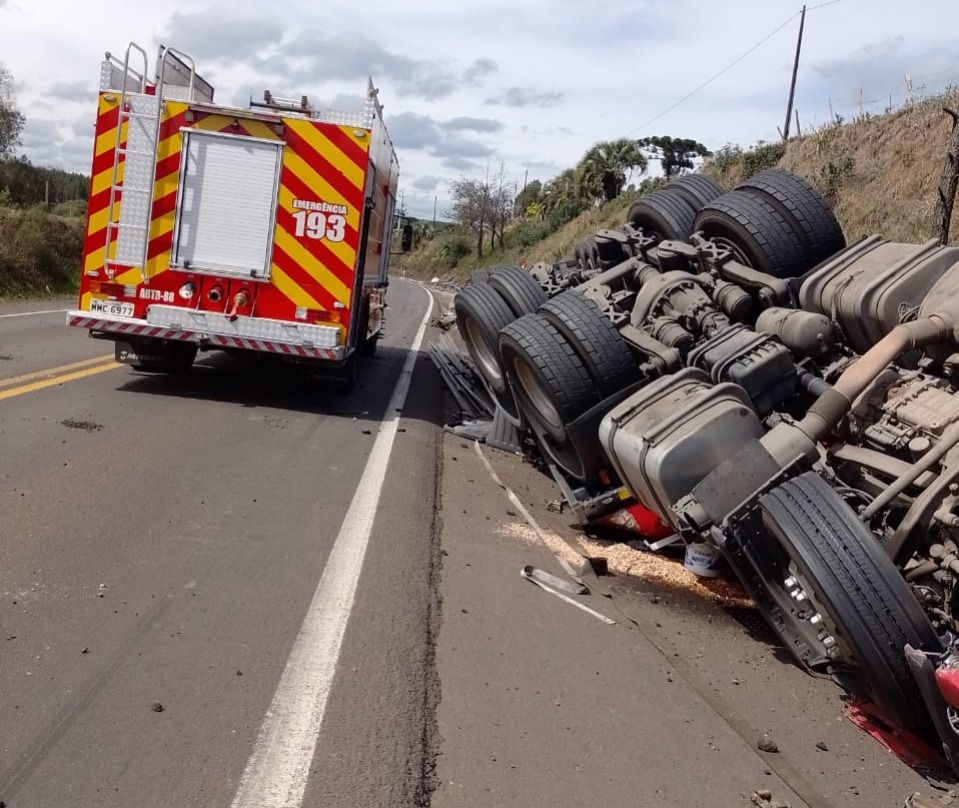 Motorista morre após tombamento de caminhão na BR-282