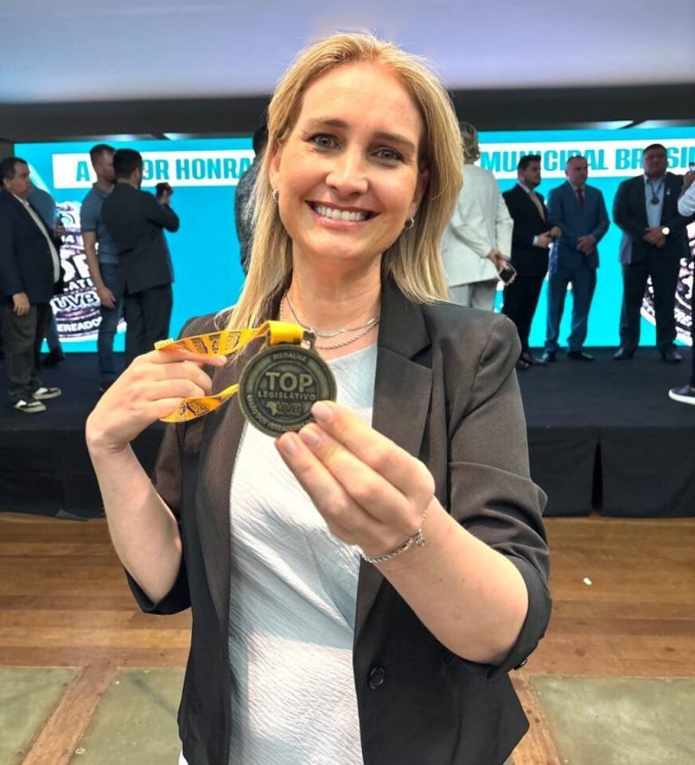 Vereadora Rita Weiss é reconhecida em Brasília com a Medalha Top Legislativo