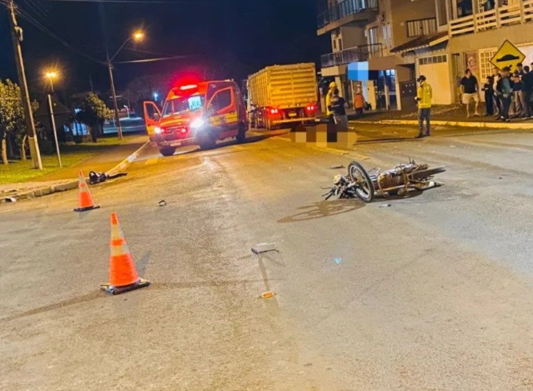 Motociclista morre em colisão com caminhão no Oeste