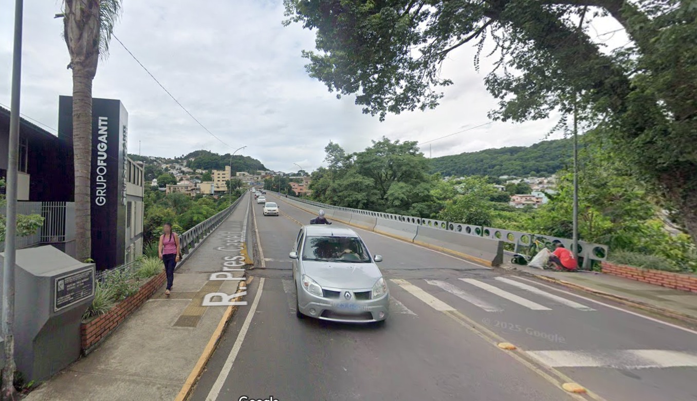 Poste derrubado por carreta causa caos no trânsito entre Joaçaba e Herval d’Oeste