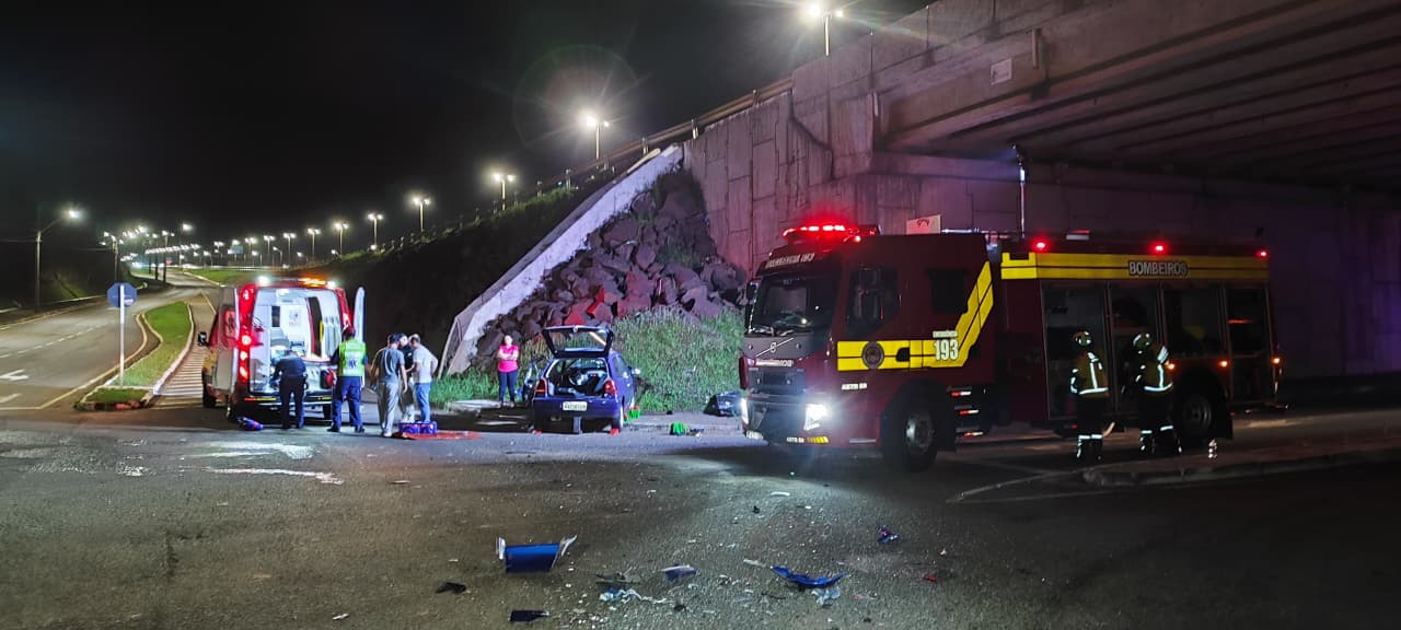 Homem fica ferido em colisão entre carro e caminhão em Chapecó