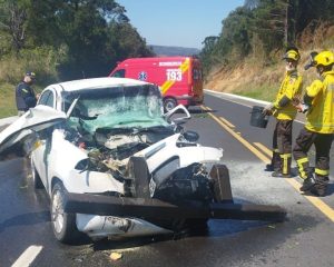 Colisão entre carro e caminhão deixa motorista ferido na SC-480