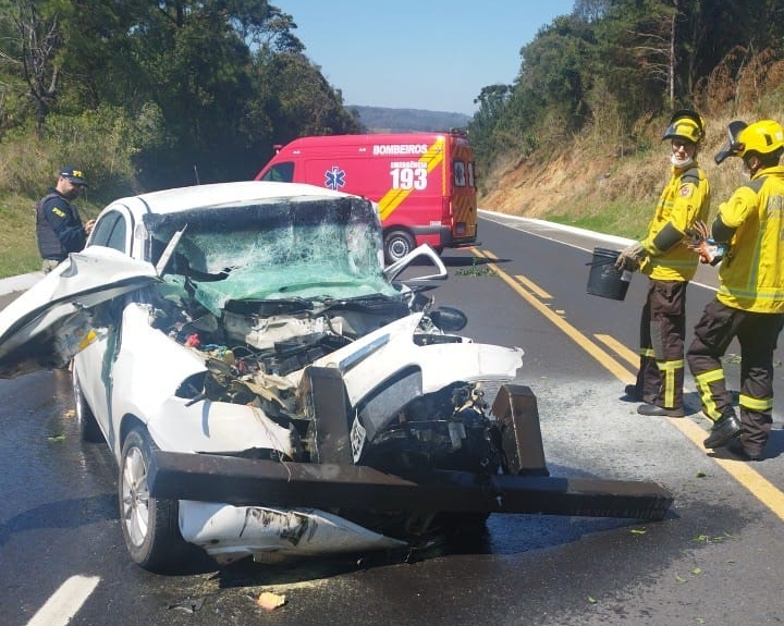 Colisão entre carro e caminhão deixa motorista ferido na SC-480