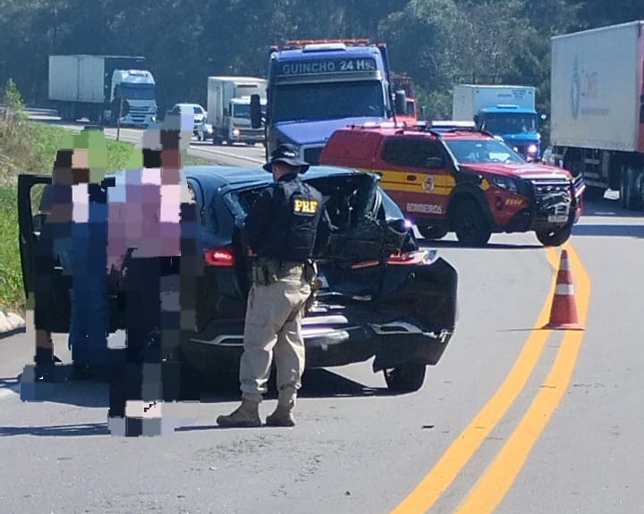 Colisão entre carro e caminhão deixa ferido na BR-470