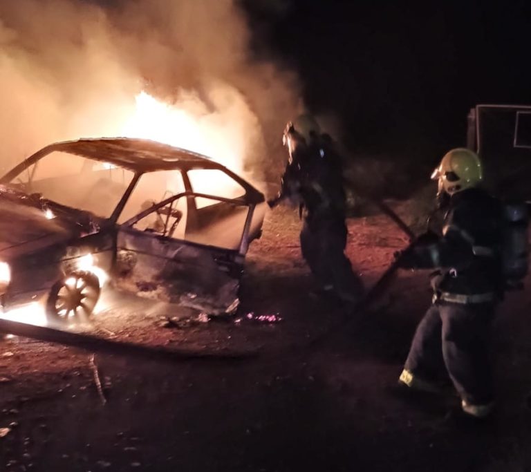 Carro pega fogo no interior de SC e fica destruído