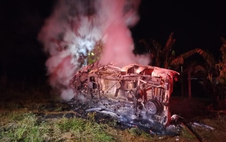 Carro capota e pega fogo após saída de pista no Oeste de SC