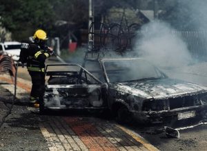 Veículo é destruído por incêndio no interior de SC