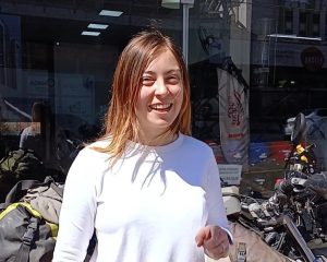 Francesa sofre acidente de moto no Oeste e é acolhida pela comunidade até a recuperação