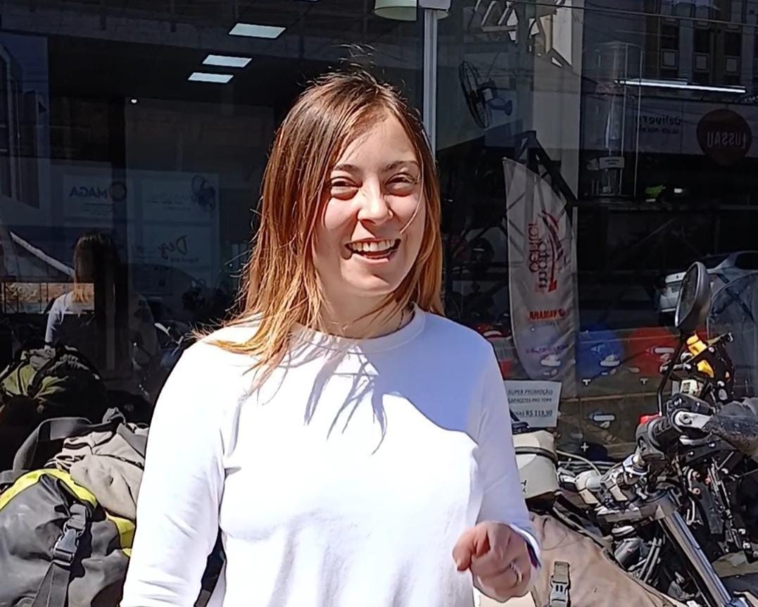 Francesa sofre acidente de moto no Oeste e é acolhida pela comunidade até a recuperação
