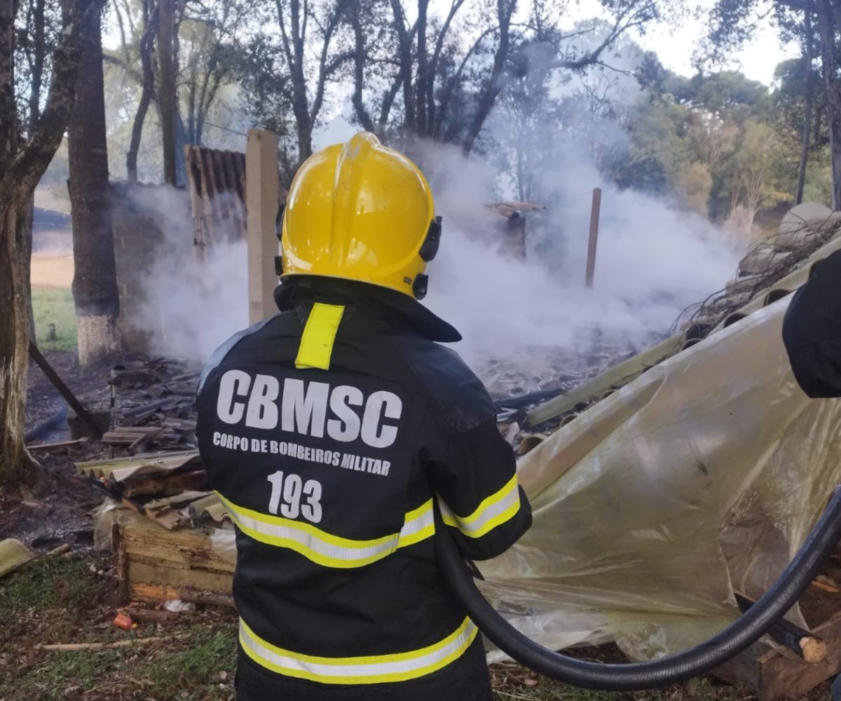 Homem é preso suspeito de incendiar quiosque e veículo em Campos Novos