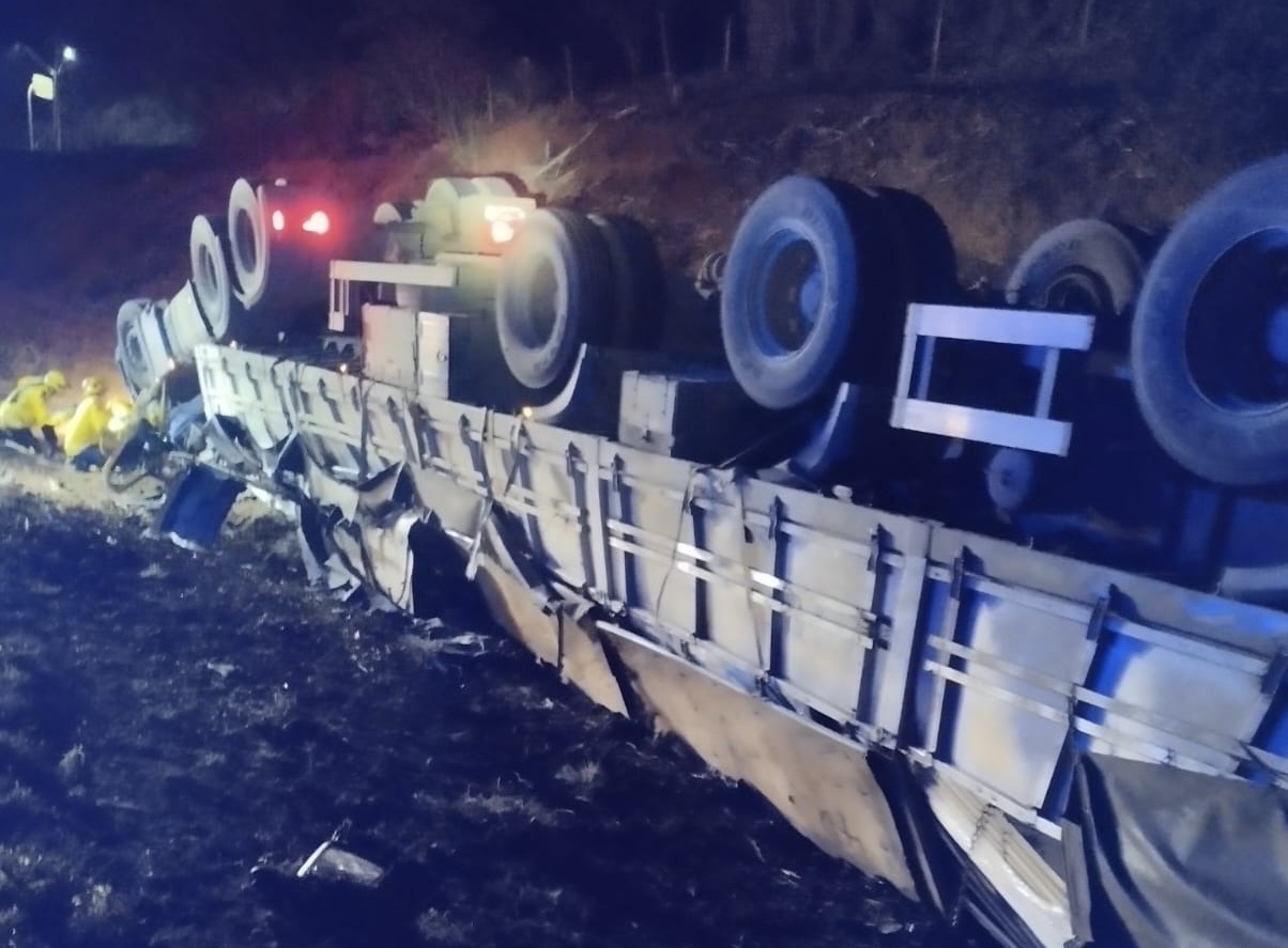 Motorista morre após capotamento de caminhão na BR-470, em Curitibanos