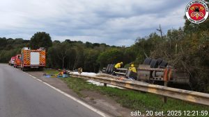 Motorista fica preso às ferragens após capotamento de caminhão em Campos Novos