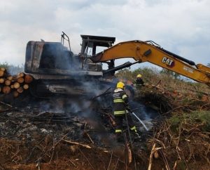Incêndio destrói máquina agrícola no interior de Campos Novos