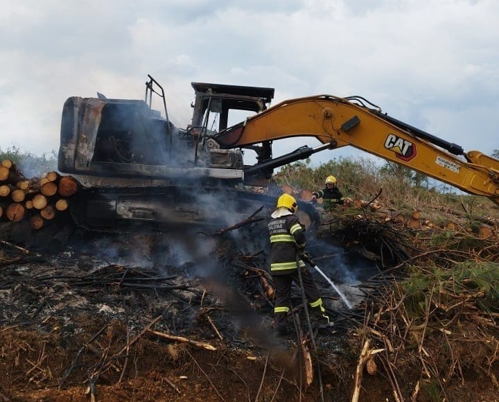 Incêndio destrói máquina agrícola no interior de Campos Novos