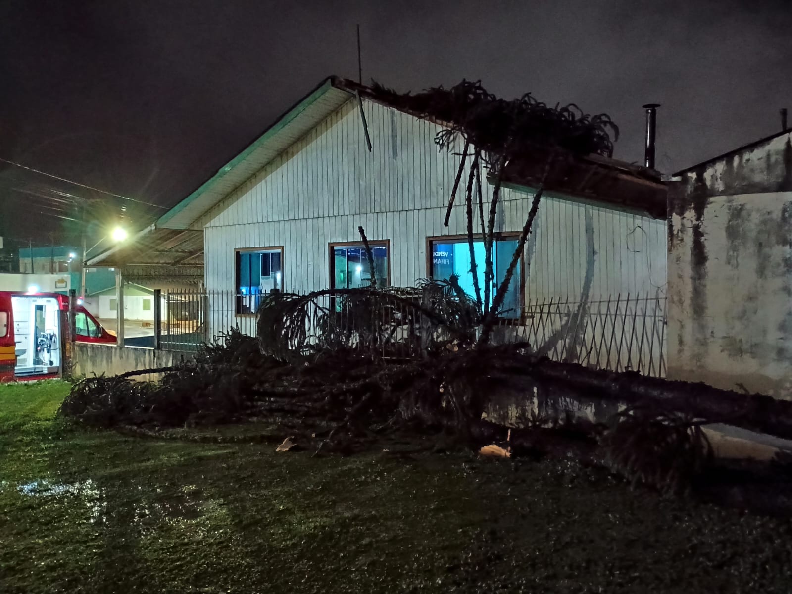 Chuva intensa e ventania causam ocorrências em três municípios do Meio-Oeste