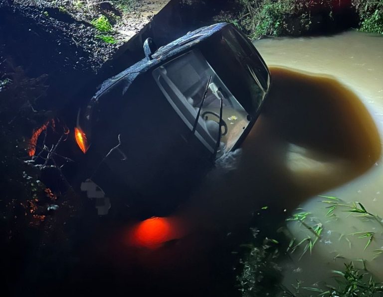 Veículo sai da pista e capota dentro de rio em Curitibanos