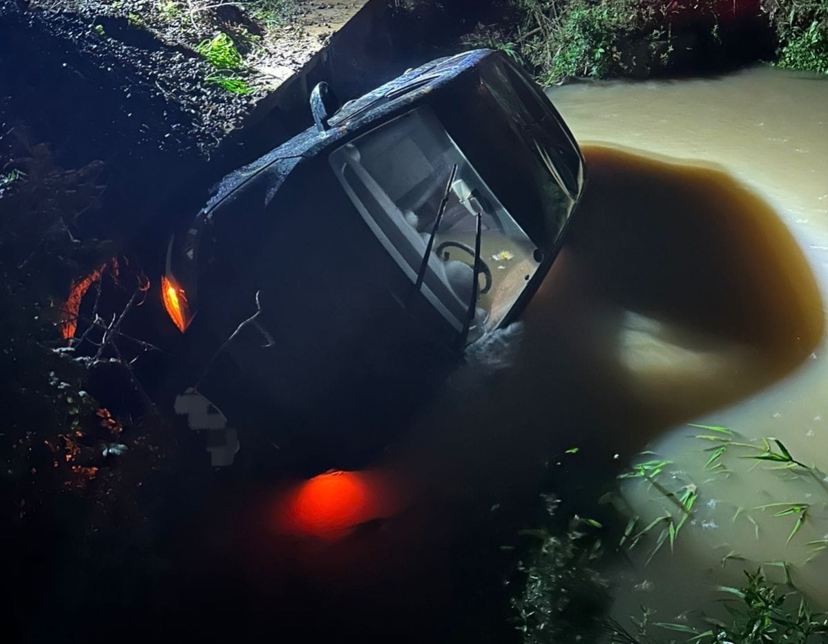 Veículo sai da pista e capota dentro de rio em Curitibanos