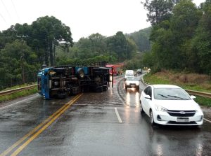 Motorista fica ferido em tombamento de caminhão em Rio das Antas