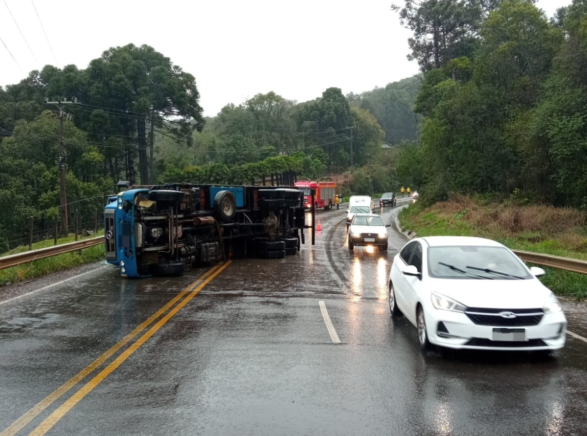 Motorista fica ferido em tombamento de caminhão em Rio das Antas