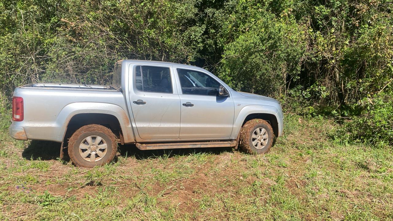 Família é vítima de assalto e criminosos levam veículos e celulares em Vargem Bonita