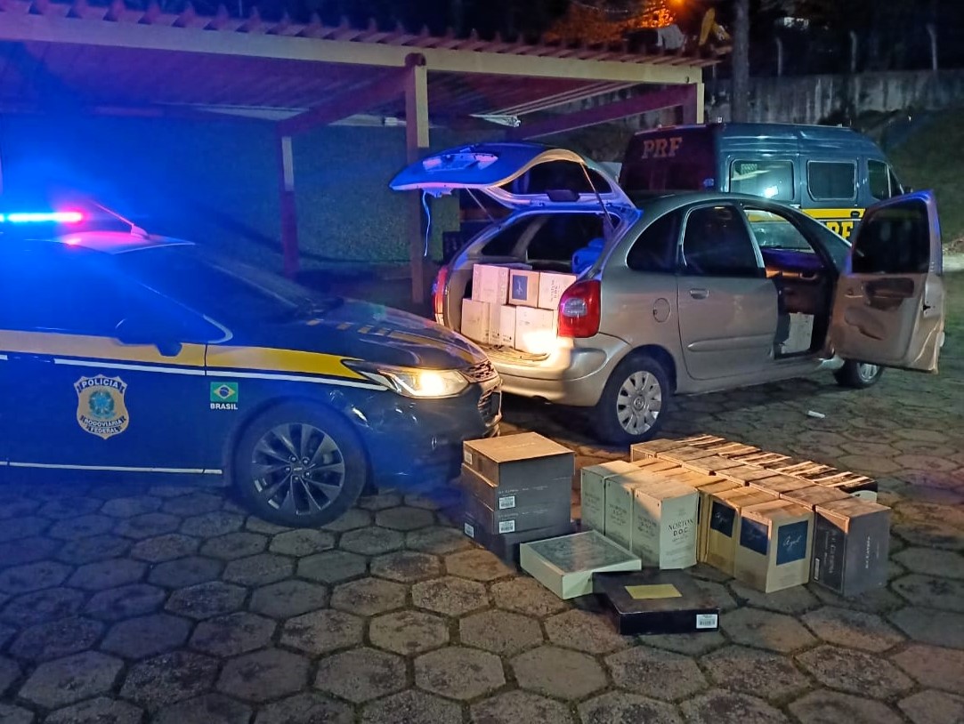 Vídeo: PRF apreende carga de vinhos argentinos em Chapecó após suspeita em minivan
