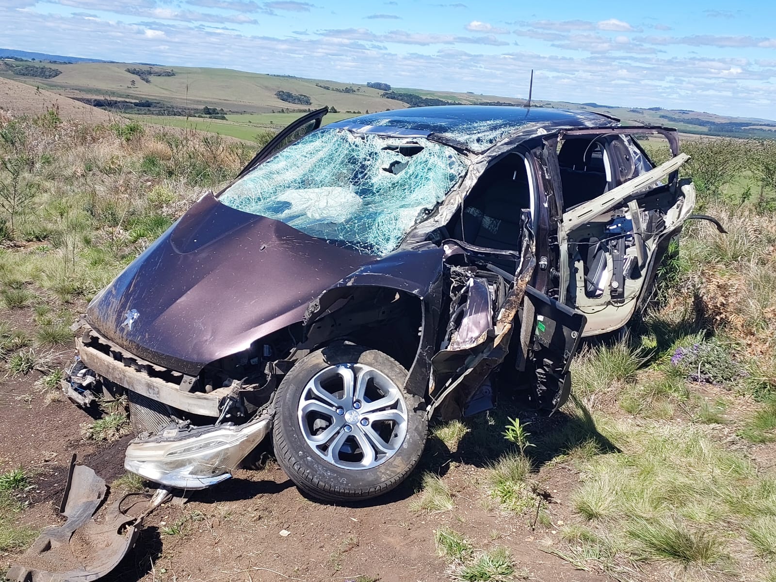 Mulher fica ferida em capotamento na BR-153
