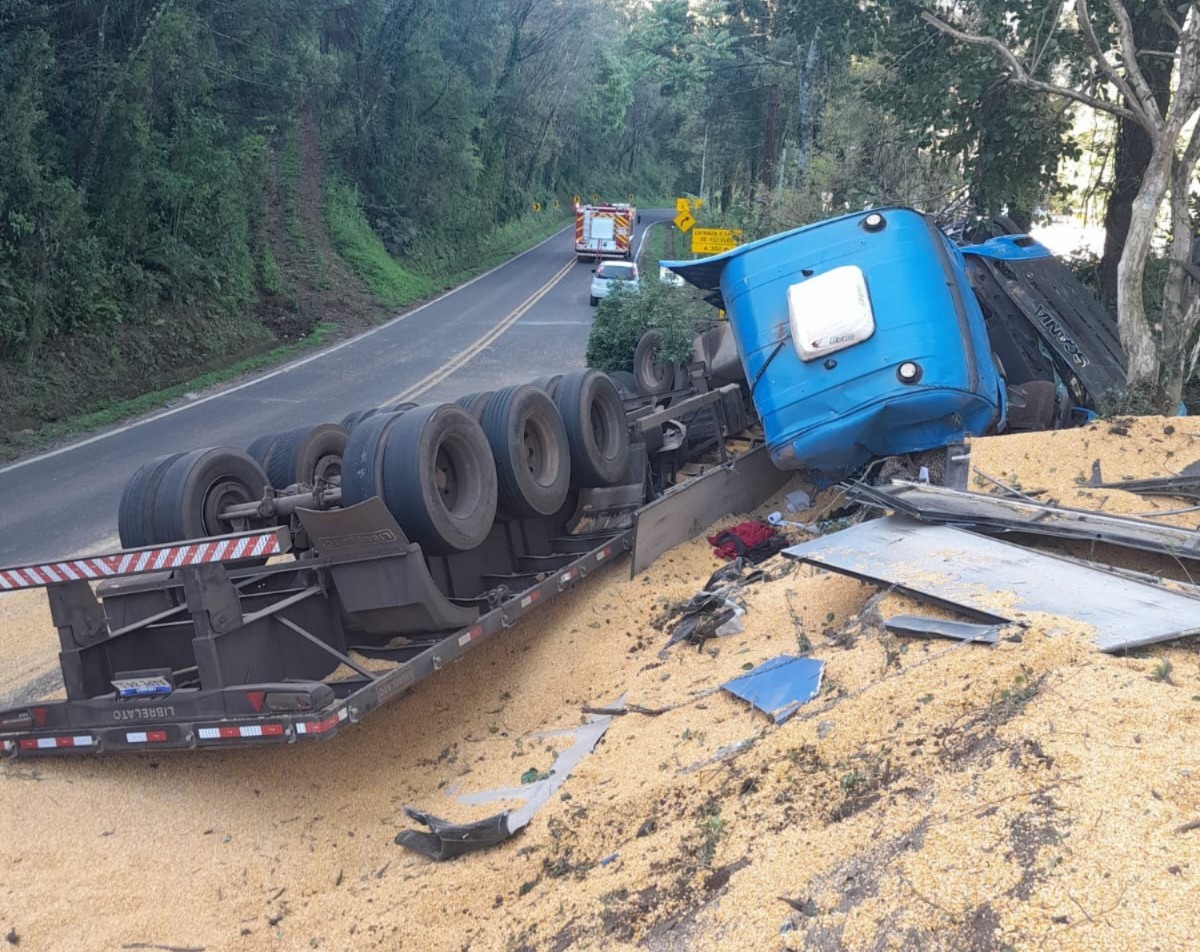 Caminhão carregado de milho tomba na SC-464 em Salto Veloso