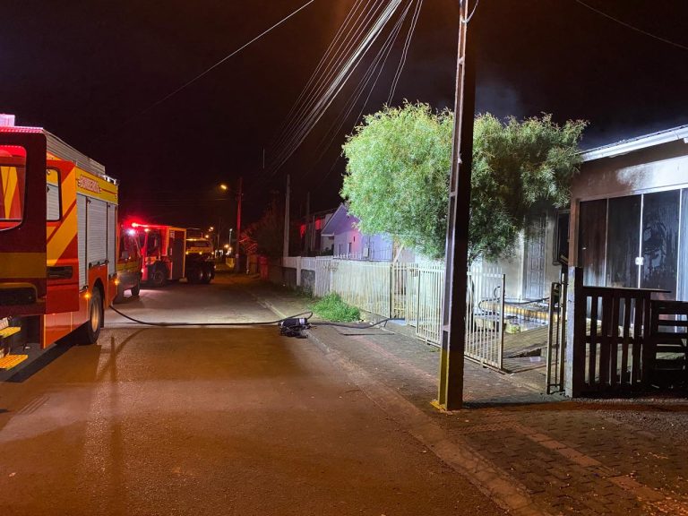 Incêndio supostamente criminoso atinge residência em Campos Novos durante a madrugada