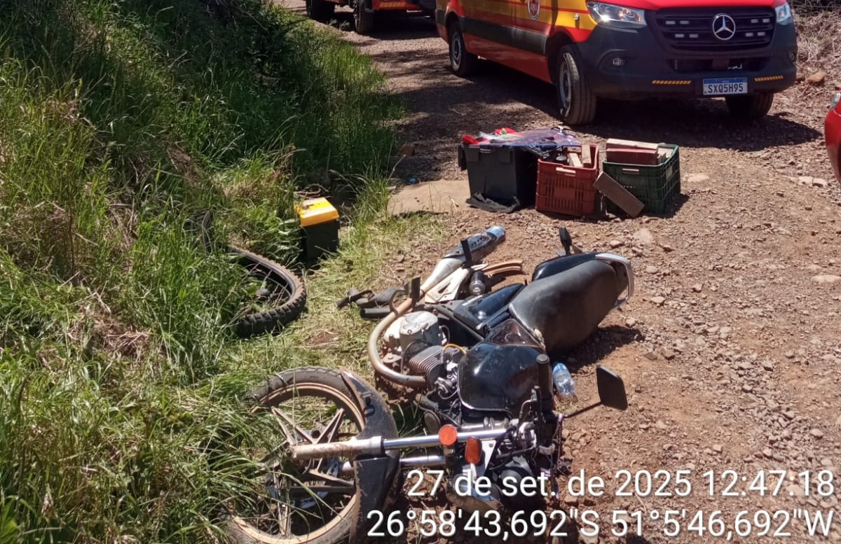 Adolescente fica gravemente ferido em queda de moto no interior de Rio das Antas