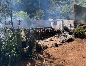 Campanha mobiliza doações para casal que perdeu casa em incêndio em Herval d’Oeste