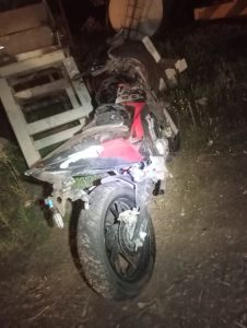 Jovem motociclista fica gravemente ferido após colisão na SC-135 em Videira