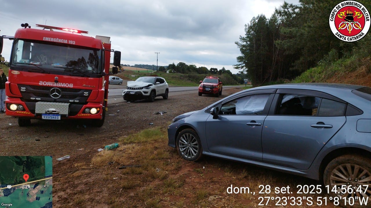 Colisão entre dois carros deixa quatro pessoas feridas na BR-282 em Campos Novos