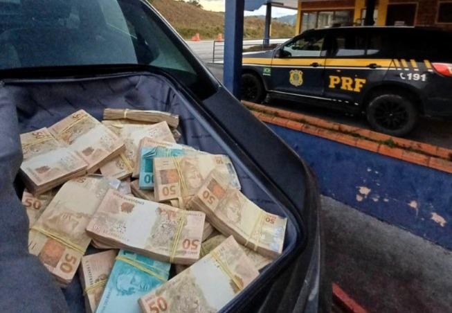 PRF apreende mais de R$ 123 mil em dinheiro vivo durante fiscalização em SC