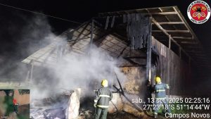 Incêndio atinge barracão no interior de Campos Novos