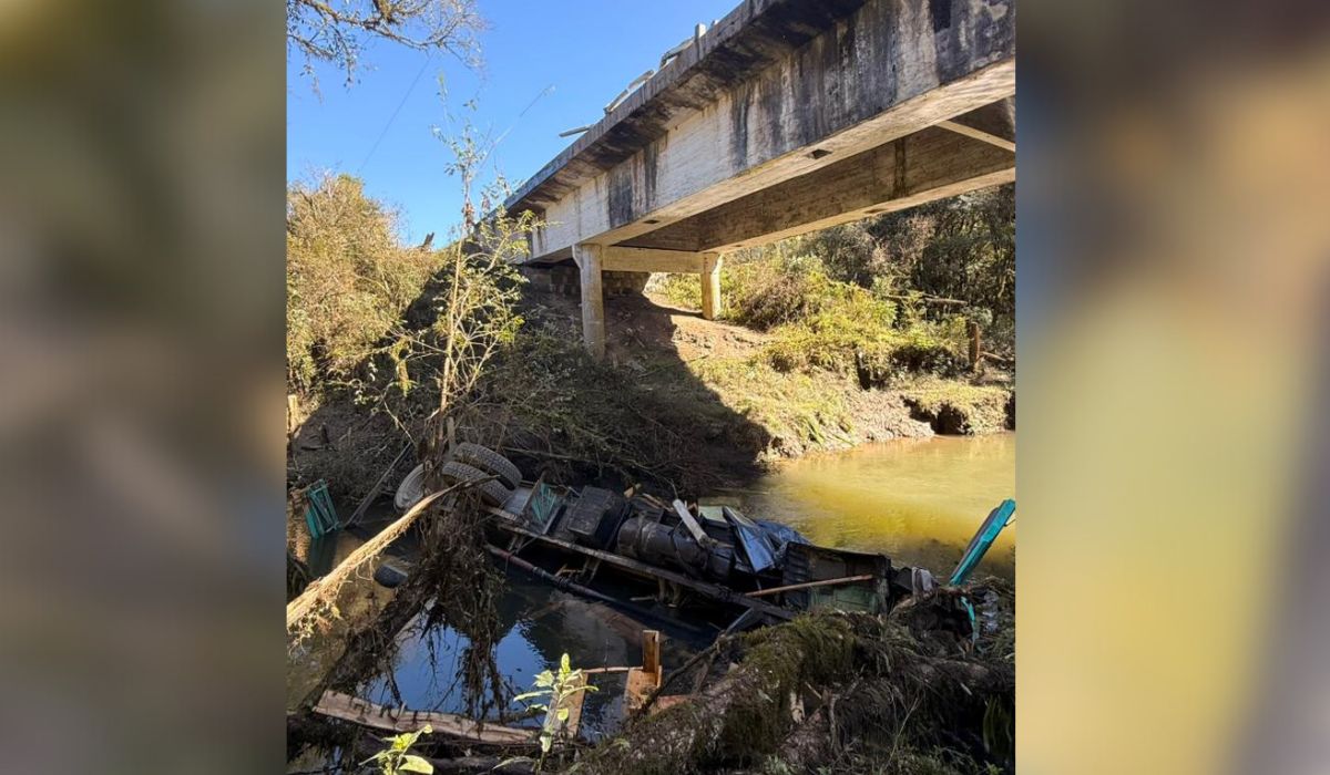 Caminhão cai de ponte e motorista morre submerso na SC-114