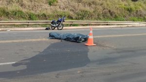 Jovem motociclista perde a vida após colisão com guincho na BR-153