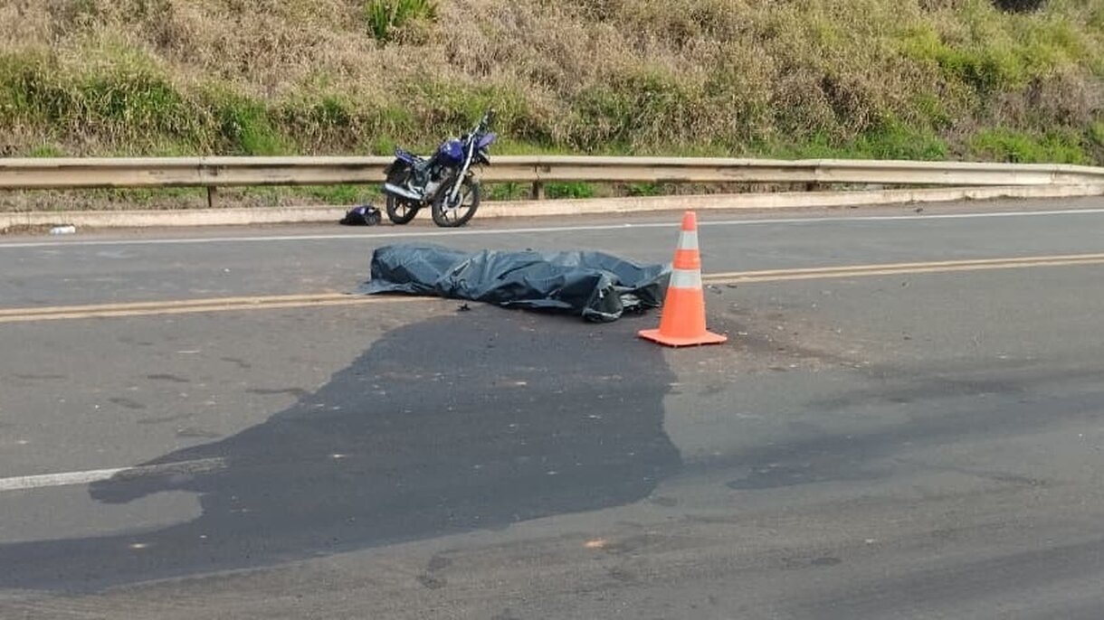 Jovem motociclista perde a vida após colisão com guincho na BR-153