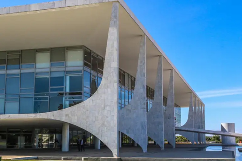 Morador da região tenta invadir Palácio do Planalto e é alvejado com munição não letal