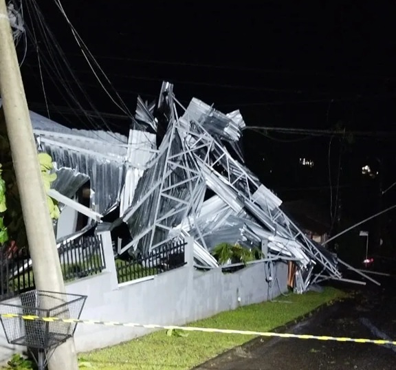 Cidades do Oeste têm transtornos causados por temporal na noite desta segunda-feira