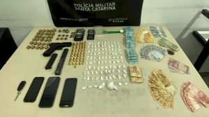 Homem é preso com arma e drogas em operação da PMSC