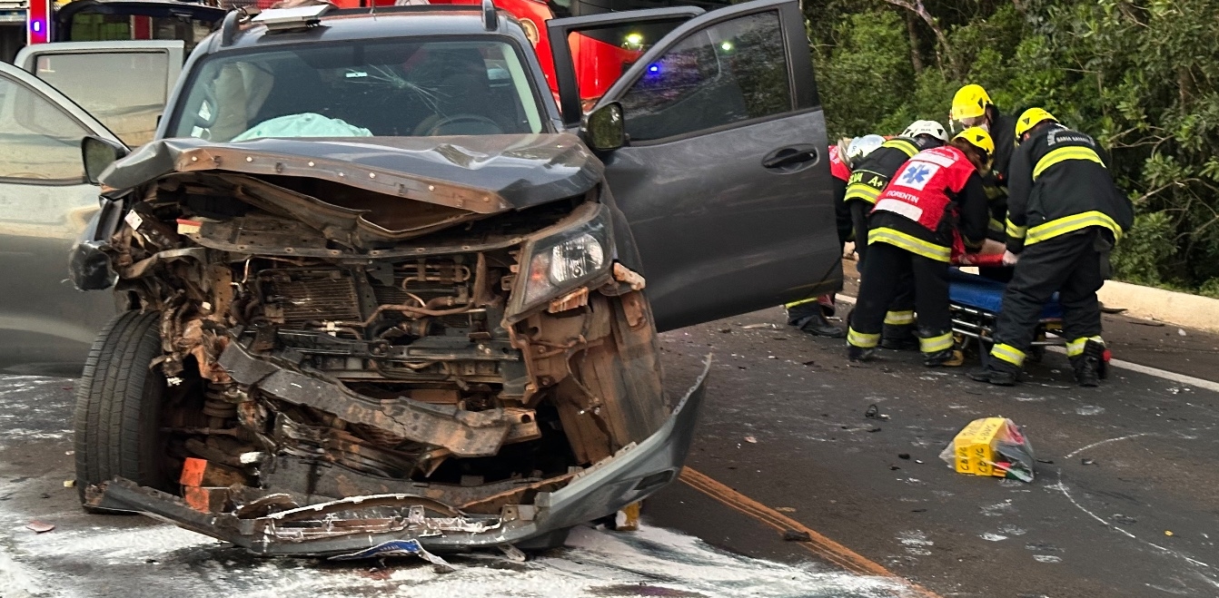Acidente entre caminhonete e veículo de passeio na BR-153