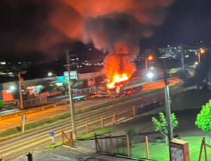 Acidente entre carretas provoca incêndio e mobiliza grande operação no Oeste