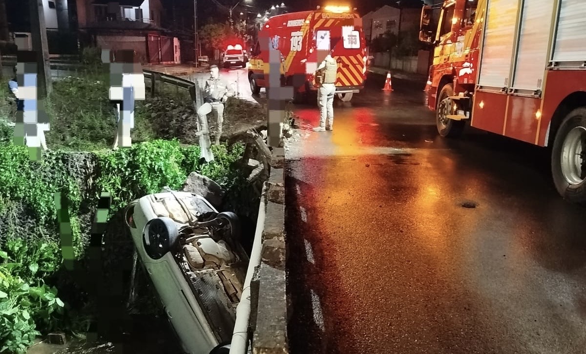 Carro cai em rio e duas pessoas são resgatadas no Oeste
