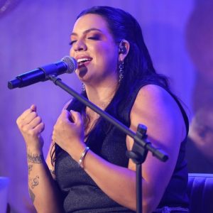 Cantora de Irani é se apresenta no The Voice e é aclamada pelos jurados (assista)
